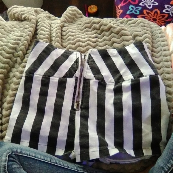 Stripped Shorts - Picture 1 of 1